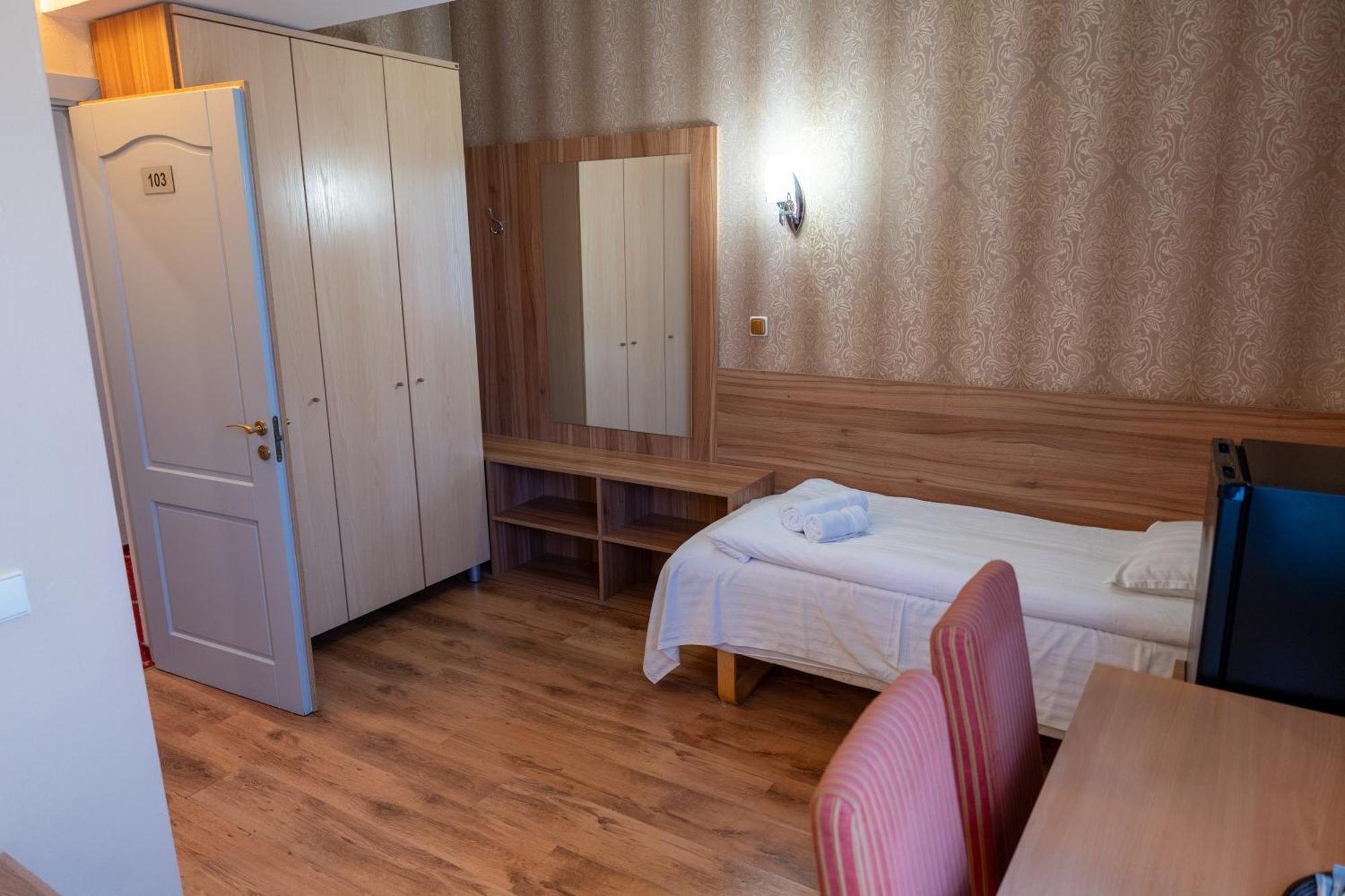 Viesbutis Banga Hotel Taurage Exterior photo